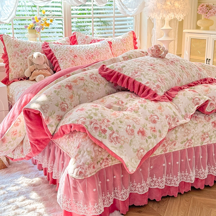 91家纺网 家纺一手货源 找家纺 九诺家纺 2025新款直播热款双层蕾丝花边牛奶绒印花床盖四件套床盖单件三件套 风情-花舞轻盈