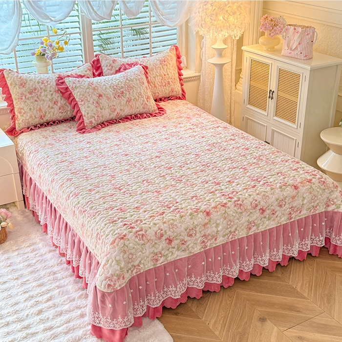 91家纺网 家纺一手货源 找家纺 九诺家纺 2025新款直播热款双层蕾丝花边牛奶绒印花床盖四件套床盖单件三件套 风情-花舞轻盈