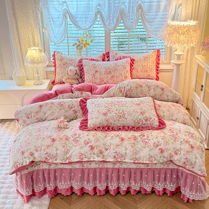 91家纺网 家纺一手货源 找家纺 九诺家纺 2025新款直播热款双层蕾丝花边牛奶绒印花床盖四件套床盖单件三件套 风情-花舞轻盈