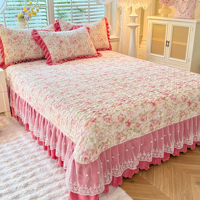 91家纺网 家纺一手货源 找家纺 九诺家纺 2025新款直播热款双层蕾丝花边牛奶绒印花床盖四件套床盖单件三件套 风情-花舞轻盈