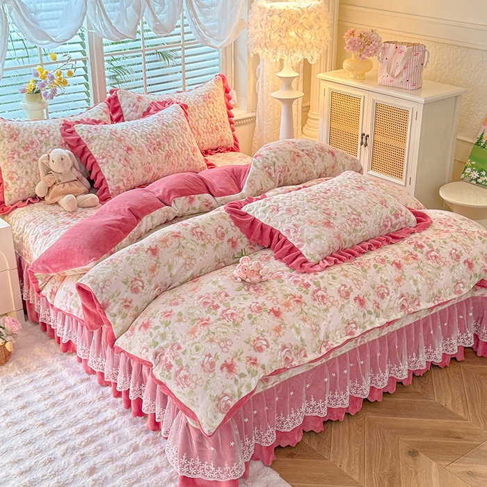 91家纺网 家纺一手货源 找家纺 九诺家纺 2025新款直播热款双层蕾丝花边牛奶绒印花床盖四件套床盖单件三件套 风情-花舞轻盈