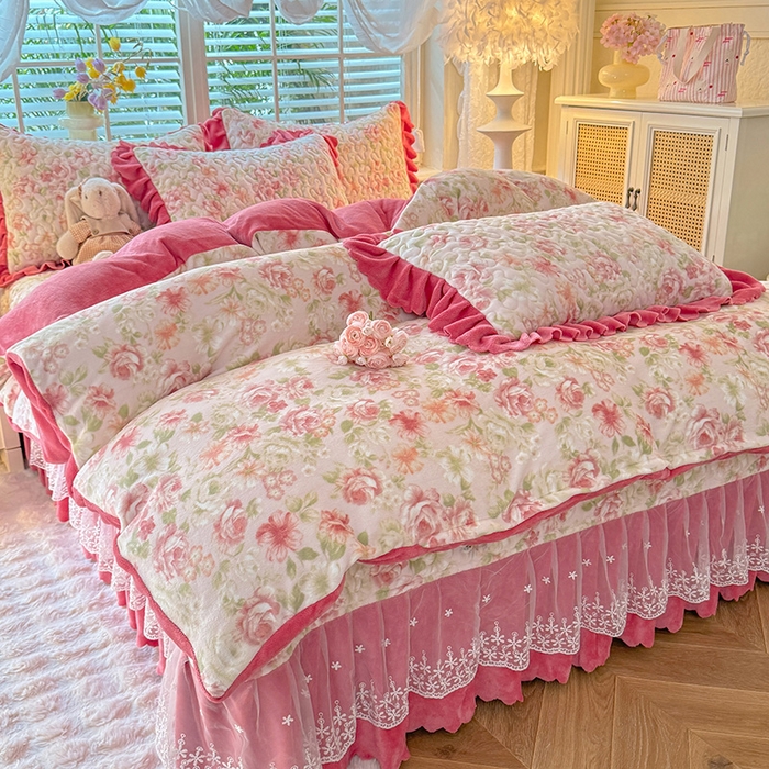 91家纺网 家纺一手货源 找家纺 九诺家纺 2025新款直播热款双层蕾丝花边牛奶绒印花床盖四件套床盖单件三件套 风情-花舞轻盈