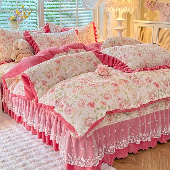 91家纺网 家纺一手货源 找家纺 九诺家纺 2025新款直播热款双层蕾丝花边牛奶绒印花床盖四件套床盖单件三件套 风情-花舞轻盈