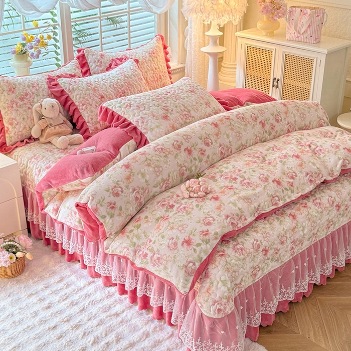 91家纺网 家纺一手货源 找家纺 九诺家纺 2025新款直播热款双层蕾丝花边牛奶绒印花床盖四件套床盖单件三件套 风情-花舞轻盈