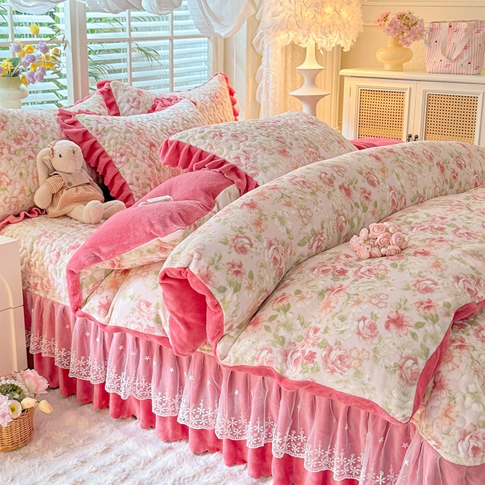 91家纺网 家纺一手货源 找家纺 九诺家纺 2025新款直播热款双层蕾丝花边牛奶绒印花床盖四件套床盖单件三件套 风情-花舞轻盈