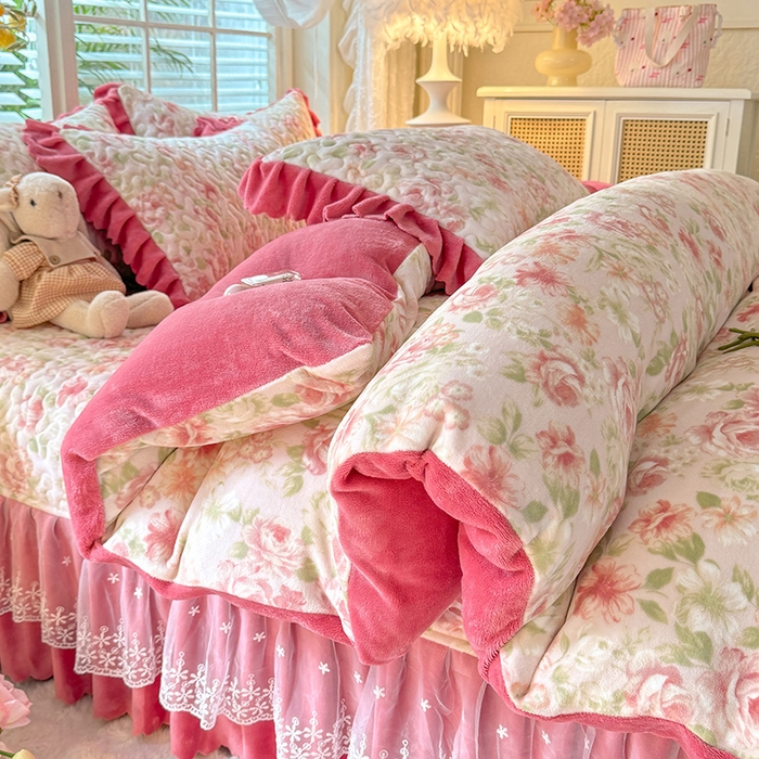 91家纺网 家纺一手货源 找家纺 九诺家纺 2025新款直播热款双层蕾丝花边牛奶绒印花床盖四件套床盖单件三件套 风情-花舞轻盈