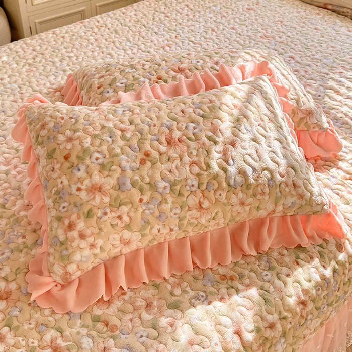 91家纺网 家纺一手货源 找家纺 九诺家纺 2025新款直播热款双层蕾丝花边牛奶绒印花床盖四件套床盖单件三件套 风情-梦境花语