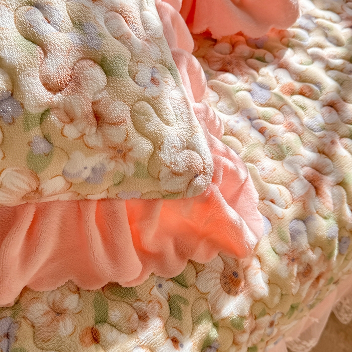 91家纺网 家纺一手货源 找家纺 九诺家纺 2025新款直播热款双层蕾丝花边牛奶绒印花床盖四件套床盖单件三件套 风情-梦境花语