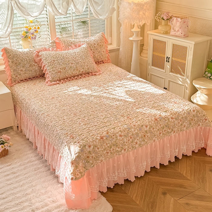 91家纺网 家纺一手货源 找家纺 九诺家纺 2025新款直播热款双层蕾丝花边牛奶绒印花床盖四件套床盖单件三件套 风情-梦境花语