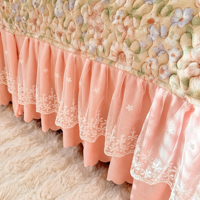 91家纺网 家纺一手货源 找家纺 九诺家纺 2025新款直播热款双层蕾丝花边牛奶绒印花床盖四件套床盖单件三件套 风情-梦境花语