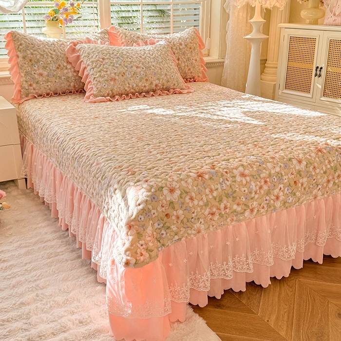 91家纺网 家纺一手货源 找家纺 九诺家纺 2025新款直播热款双层蕾丝花边牛奶绒印花床盖四件套床盖单件三件套 风情-梦境花语