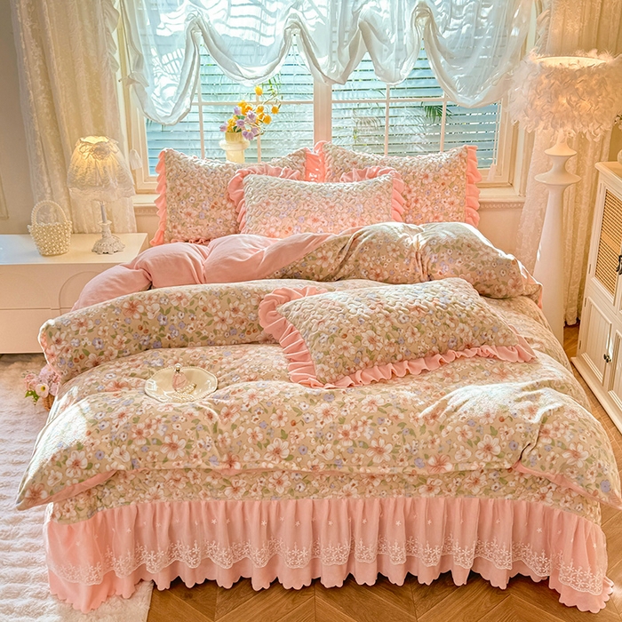 91家纺网 家纺一手货源 找家纺 九诺家纺 2025新款直播热款双层蕾丝花边牛奶绒印花床盖四件套床盖单件三件套 风情-梦境花语