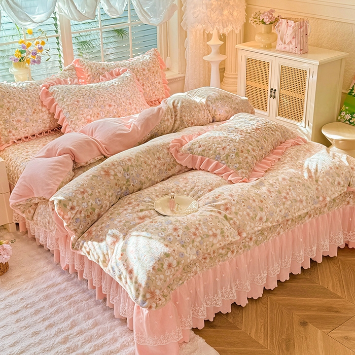 91家纺网 家纺一手货源 找家纺 九诺家纺 2025新款直播热款双层蕾丝花边牛奶绒印花床盖四件套床盖单件三件套 风情-梦境花语