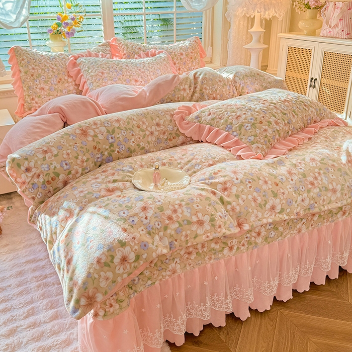 91家纺网 家纺一手货源 找家纺 九诺家纺 2025新款直播热款双层蕾丝花边牛奶绒印花床盖四件套床盖单件三件套 风情-梦境花语