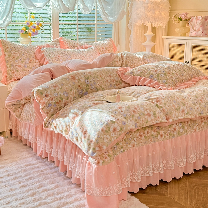 91家纺网 家纺一手货源 找家纺 九诺家纺 2025新款直播热款双层蕾丝花边牛奶绒印花床盖四件套床盖单件三件套 风情-梦境花语