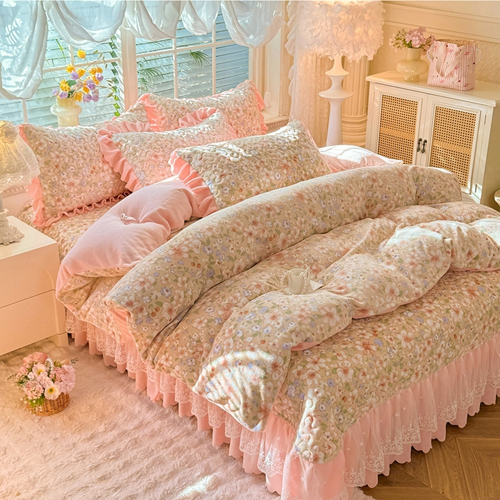 91家纺网 家纺一手货源 找家纺 九诺家纺 2025新款直播热款双层蕾丝花边牛奶绒印花床盖四件套床盖单件三件套 风情-梦境花语