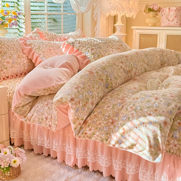 91家纺网 家纺一手货源 找家纺 九诺家纺 2025新款直播热款双层蕾丝花边牛奶绒印花床盖四件套床盖单件三件套 风情-梦境花语