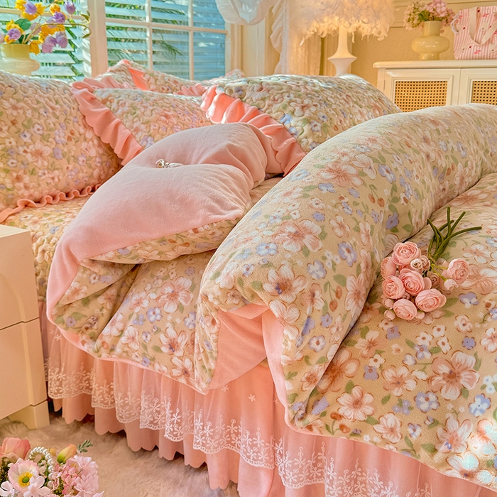 91家纺网 家纺一手货源 找家纺 九诺家纺 2025新款直播热款双层蕾丝花边牛奶绒印花床盖四件套床盖单件三件套 风情-梦境花语