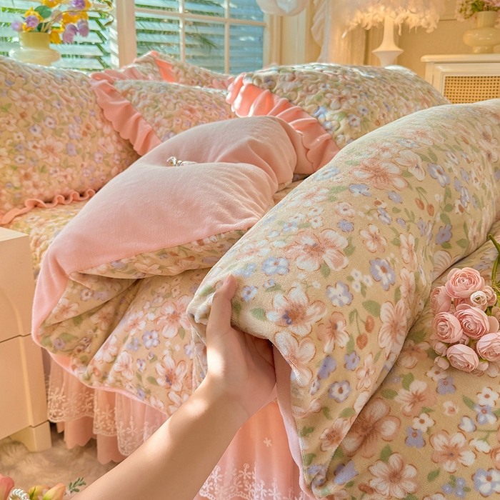 91家纺网 家纺一手货源 找家纺 九诺家纺 2025新款直播热款双层蕾丝花边牛奶绒印花床盖四件套床盖单件三件套 风情-梦境花语