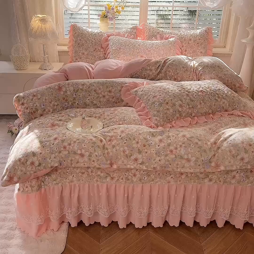 91家纺网 家纺一手货源 找家纺 九诺家纺 2025新款直播热款双层蕾丝花边牛奶绒印花床盖四件套床盖单件三件套 风情-梦境花语