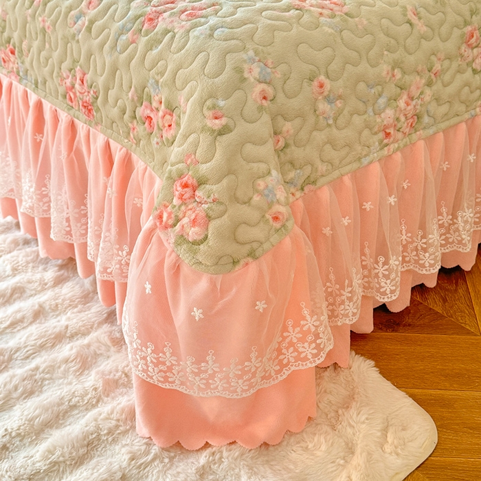 91家纺网 家纺一手货源 找家纺 九诺家纺 2025新款直播热款双层蕾丝花边牛奶绒印花床盖四件套床盖单件三件套 风情-沐熙花