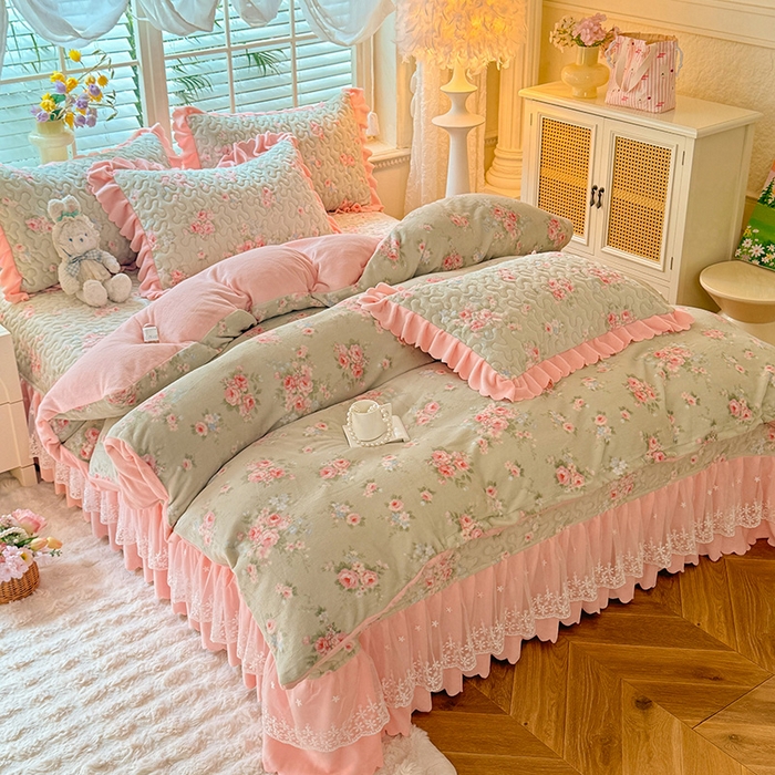 91家纺网 家纺一手货源 找家纺 九诺家纺 2025新款直播热款双层蕾丝花边牛奶绒印花床盖四件套床盖单件三件套 风情-沐熙花