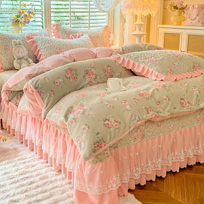 91家纺网 家纺一手货源 找家纺 九诺家纺 2025新款直播热款双层蕾丝花边牛奶绒印花床盖四件套床盖单件三件套 风情-沐熙花