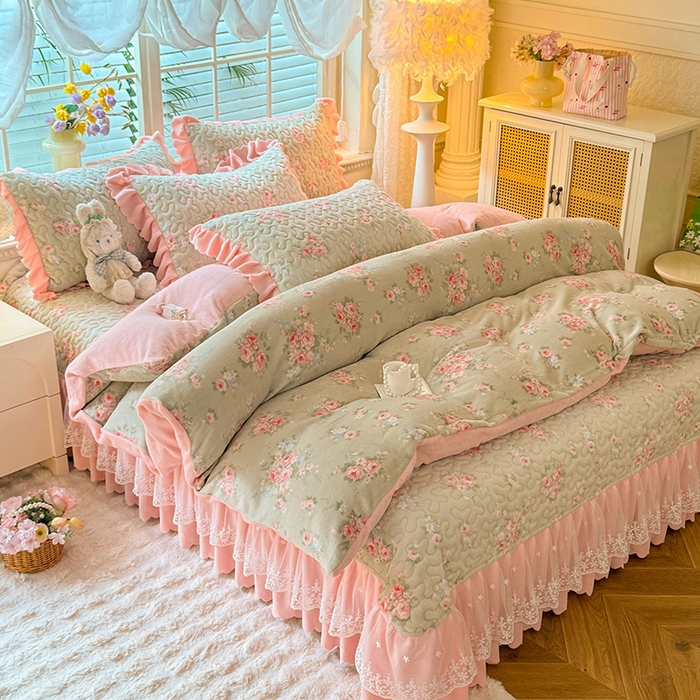 91家纺网 家纺一手货源 找家纺 九诺家纺 2025新款直播热款双层蕾丝花边牛奶绒印花床盖四件套床盖单件三件套 风情-沐熙花