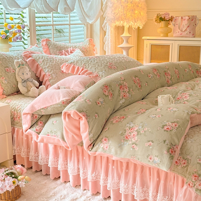 91家纺网 家纺一手货源 找家纺 九诺家纺 2025新款直播热款双层蕾丝花边牛奶绒印花床盖四件套床盖单件三件套 风情-沐熙花