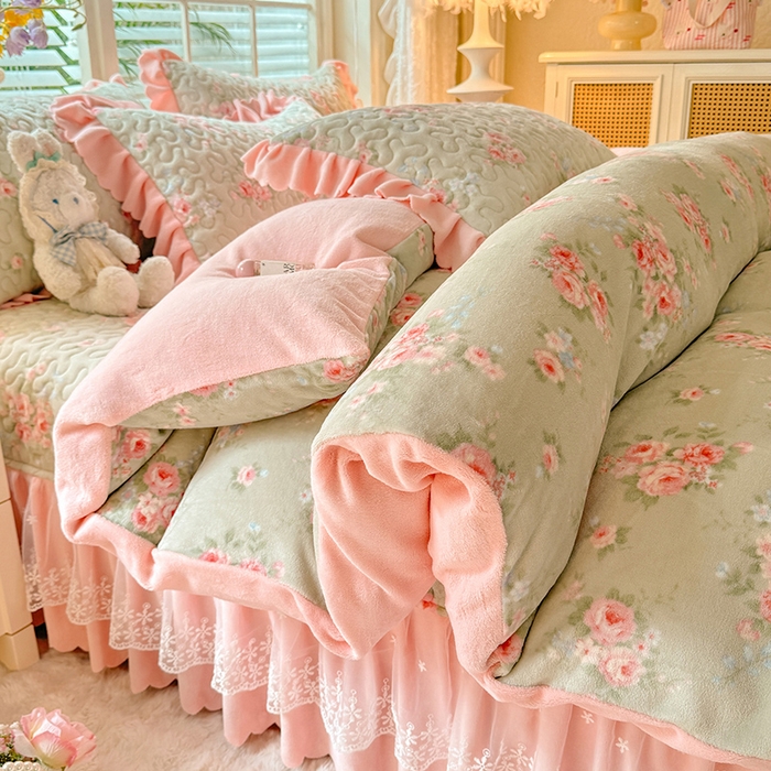 91家纺网 家纺一手货源 找家纺 九诺家纺 2025新款直播热款双层蕾丝花边牛奶绒印花床盖四件套床盖单件三件套 风情-沐熙花