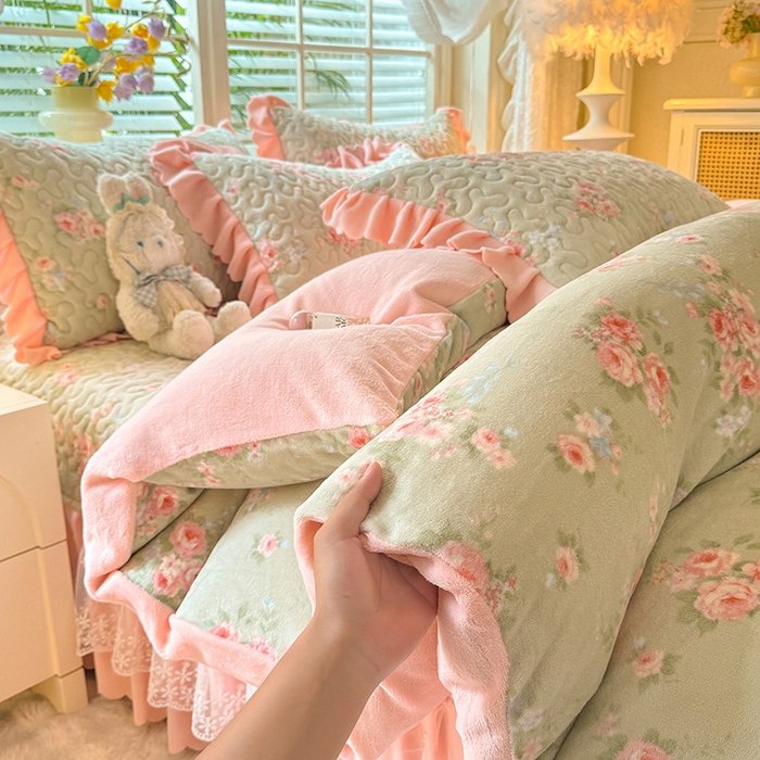 91家纺网 家纺一手货源 找家纺 九诺家纺 2025新款直播热款双层蕾丝花边牛奶绒印花床盖四件套床盖单件三件套 风情-沐熙花