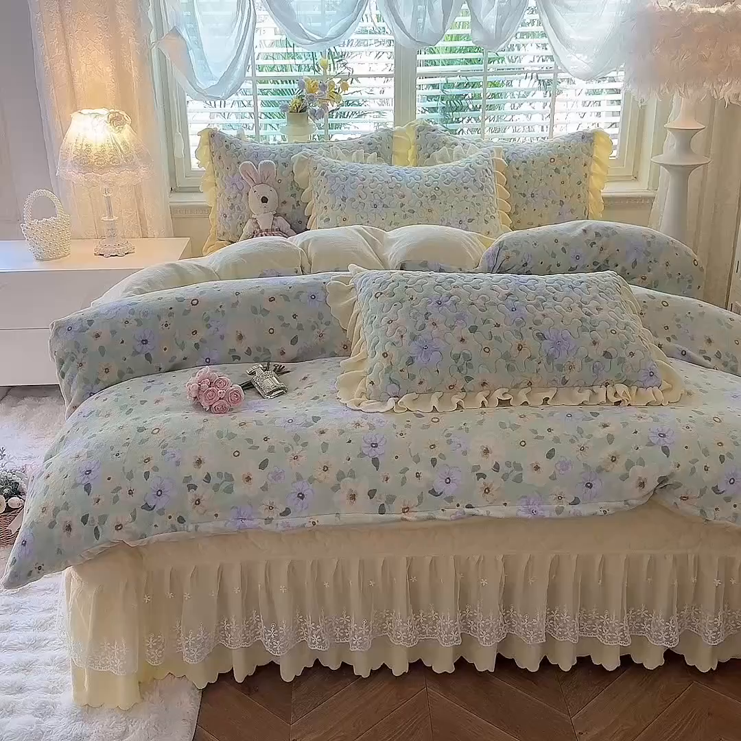 91家纺网 家纺一手货源 找家纺 九诺家纺 2025新款直播热款双层蕾丝花边牛奶绒印花床盖四件套床盖单件三件套 风情-暖阳之春