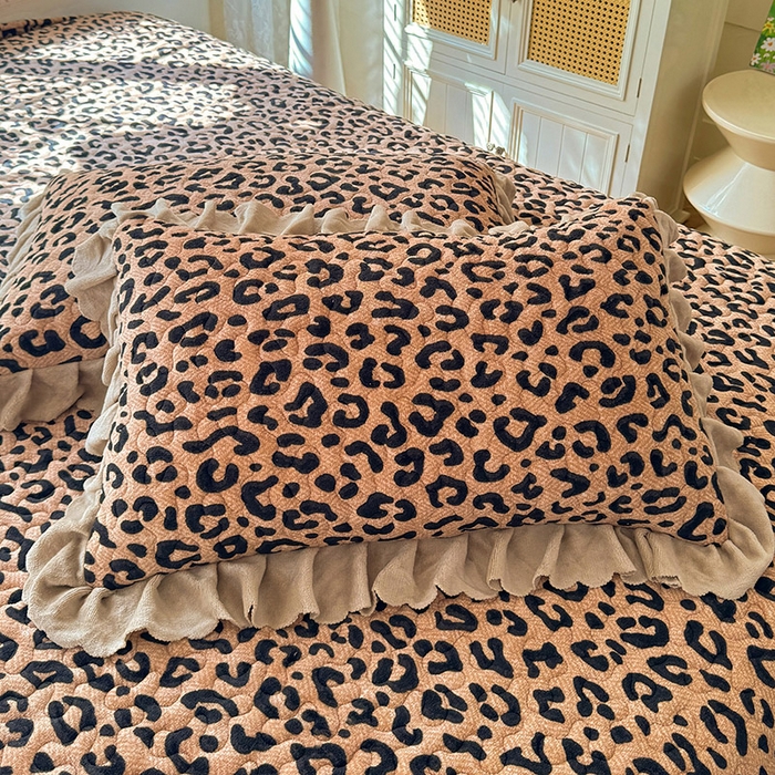 91家纺网 家纺一手货源 找家纺 九诺家纺 2025新款直播热款双层蕾丝花边牛奶绒印花床盖四件套床盖单件三件套 风情-轻奢豹纹