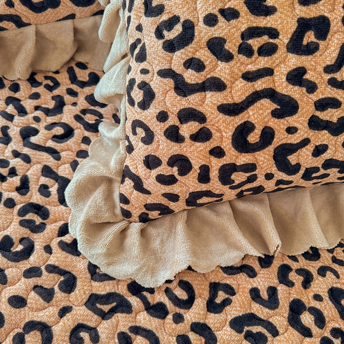 91家纺网 家纺一手货源 找家纺 九诺家纺 2025新款直播热款双层蕾丝花边牛奶绒印花床盖四件套床盖单件三件套 风情-轻奢豹纹