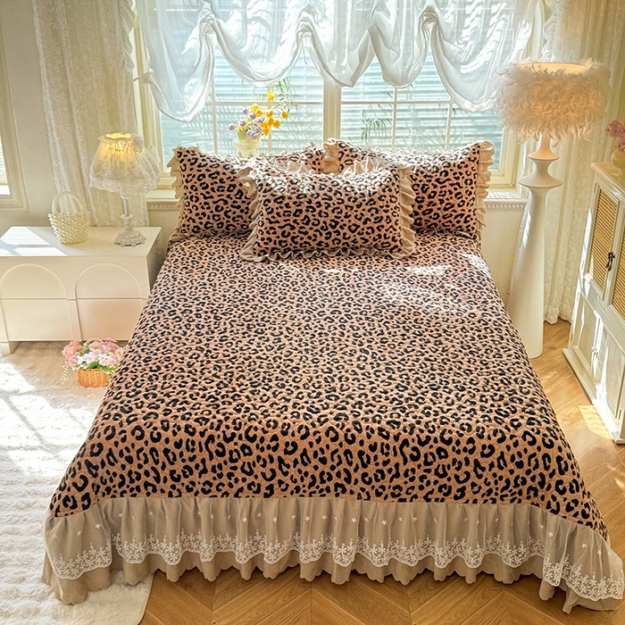 91家纺网 家纺一手货源 找家纺 九诺家纺 2025新款直播热款双层蕾丝花边牛奶绒印花床盖四件套床盖单件三件套 风情-轻奢豹纹