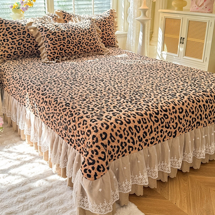 91家纺网 家纺一手货源 找家纺 九诺家纺 2025新款直播热款双层蕾丝花边牛奶绒印花床盖四件套床盖单件三件套 风情-轻奢豹纹