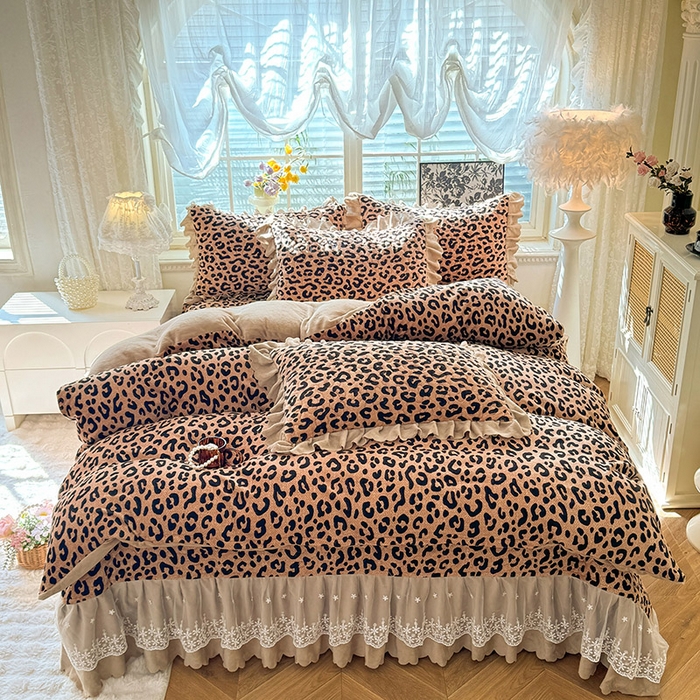 91家纺网 家纺一手货源 找家纺 九诺家纺 2025新款直播热款双层蕾丝花边牛奶绒印花床盖四件套床盖单件三件套 风情-轻奢豹纹