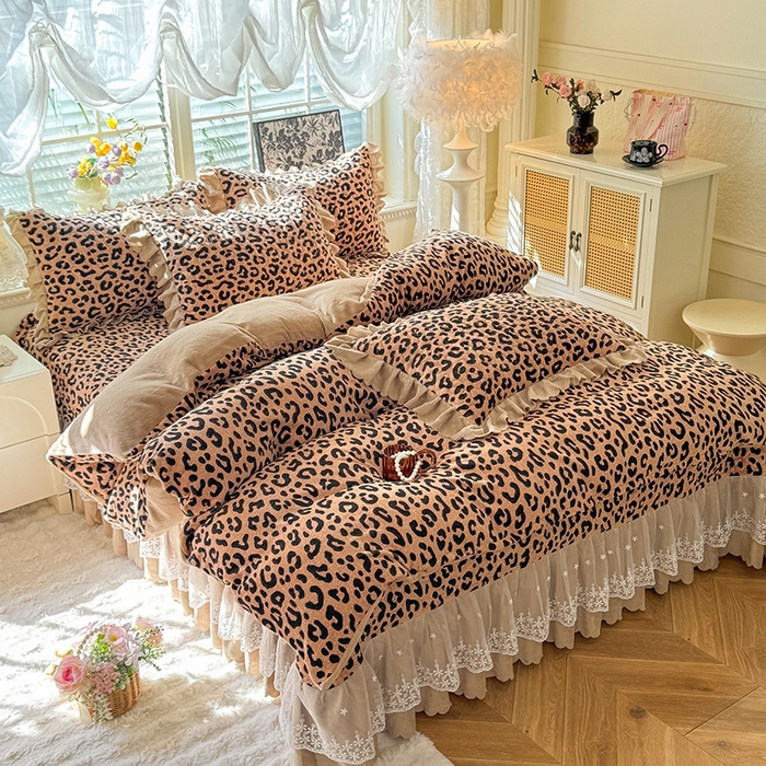 91家纺网 家纺一手货源 找家纺 九诺家纺 2025新款直播热款双层蕾丝花边牛奶绒印花床盖四件套床盖单件三件套 风情-轻奢豹纹