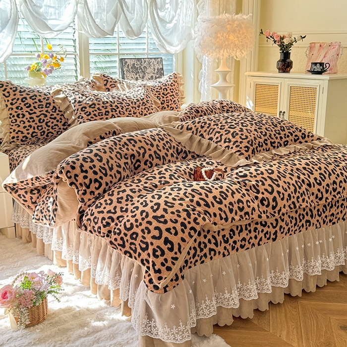 91家纺网 家纺一手货源 找家纺 九诺家纺 2025新款直播热款双层蕾丝花边牛奶绒印花床盖四件套床盖单件三件套 风情-轻奢豹纹