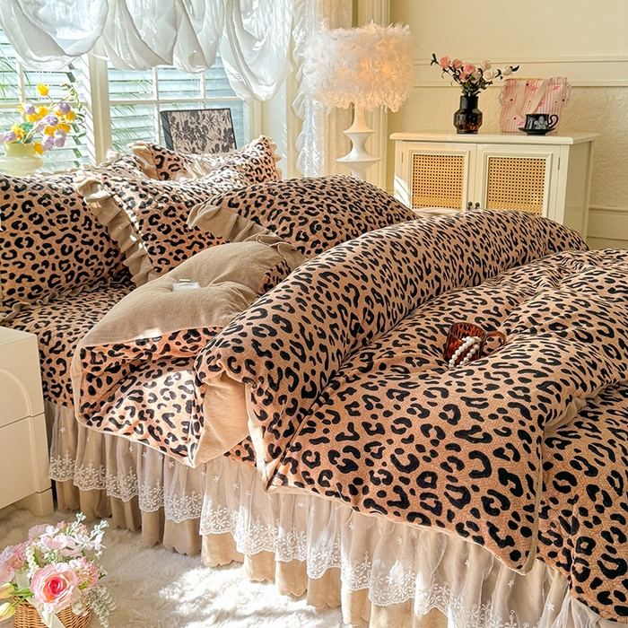 91家纺网 家纺一手货源 找家纺 九诺家纺 2025新款直播热款双层蕾丝花边牛奶绒印花床盖四件套床盖单件三件套 风情-轻奢豹纹