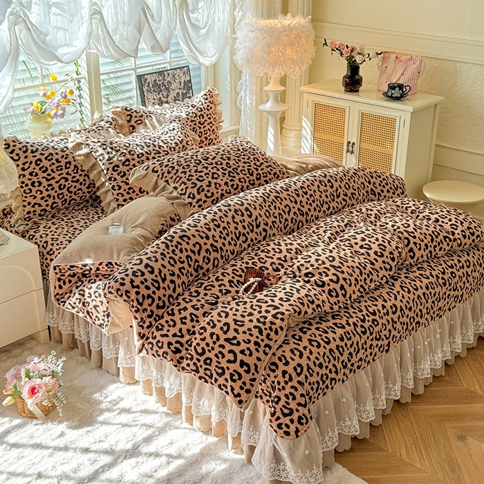 91家纺网 家纺一手货源 找家纺 九诺家纺 2025新款直播热款双层蕾丝花边牛奶绒印花床盖四件套床盖单件三件套 风情-轻奢豹纹