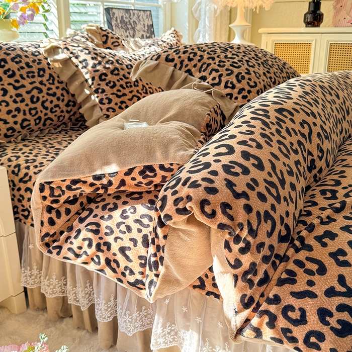 91家纺网 家纺一手货源 找家纺 九诺家纺 2025新款直播热款双层蕾丝花边牛奶绒印花床盖四件套床盖单件三件套 风情-轻奢豹纹