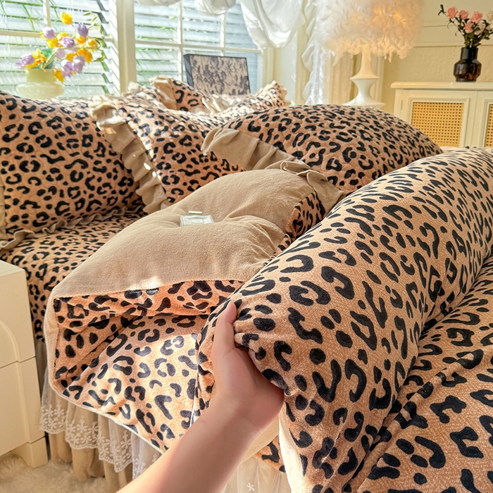 91家纺网 家纺一手货源 找家纺 九诺家纺 2025新款直播热款双层蕾丝花边牛奶绒印花床盖四件套床盖单件三件套 风情-轻奢豹纹