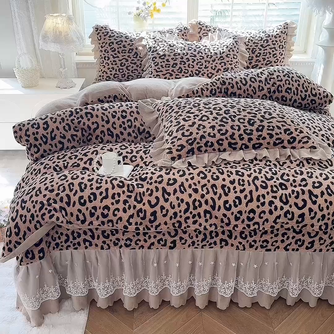 91家纺网 家纺一手货源 找家纺 九诺家纺 2025新款直播热款双层蕾丝花边牛奶绒印花床盖四件套床盖单件三件套 风情-轻奢豹纹