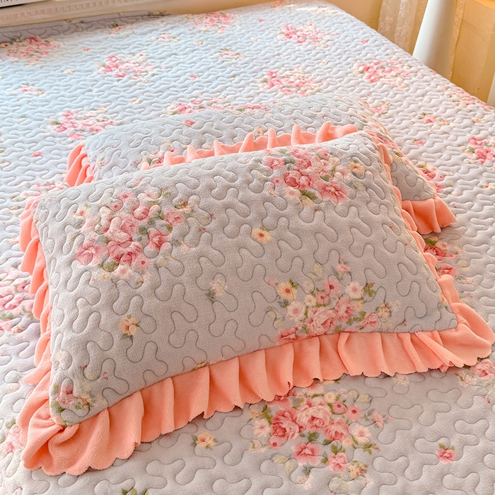 91家纺网 家纺一手货源 找家纺 九诺家纺 2025新款直播热款双层蕾丝花边牛奶绒印花床盖四件套床盖单件三件套 风情-柔情花梦