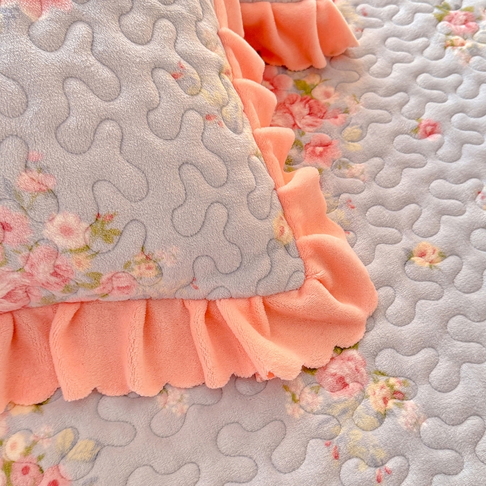 91家纺网 家纺一手货源 找家纺 九诺家纺 2025新款直播热款双层蕾丝花边牛奶绒印花床盖四件套床盖单件三件套 风情-柔情花梦