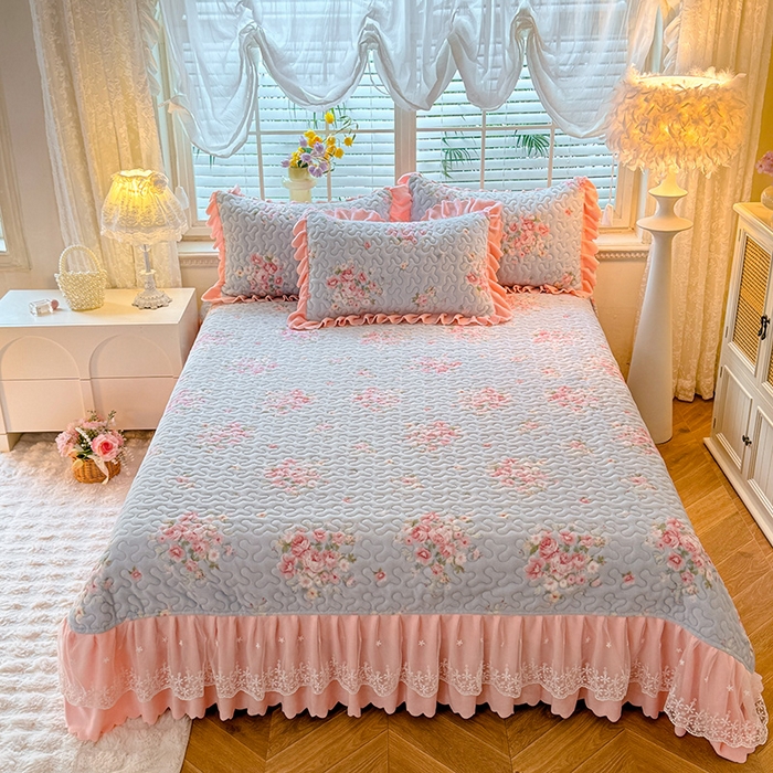 91家纺网 家纺一手货源 找家纺 九诺家纺 2025新款直播热款双层蕾丝花边牛奶绒印花床盖四件套床盖单件三件套 风情-柔情花梦