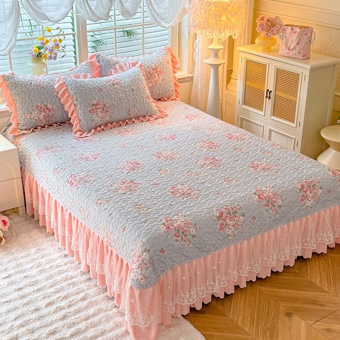 91家纺网 家纺一手货源 找家纺 九诺家纺 2025新款直播热款双层蕾丝花边牛奶绒印花床盖四件套床盖单件三件套 风情-柔情花梦