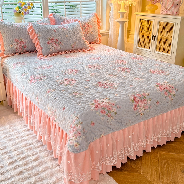 91家纺网 家纺一手货源 找家纺 九诺家纺 2025新款直播热款双层蕾丝花边牛奶绒印花床盖四件套床盖单件三件套 风情-柔情花梦