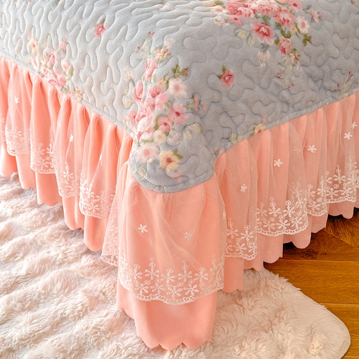 91家纺网 家纺一手货源 找家纺 九诺家纺 2025新款直播热款双层蕾丝花边牛奶绒印花床盖四件套床盖单件三件套 风情-柔情花梦